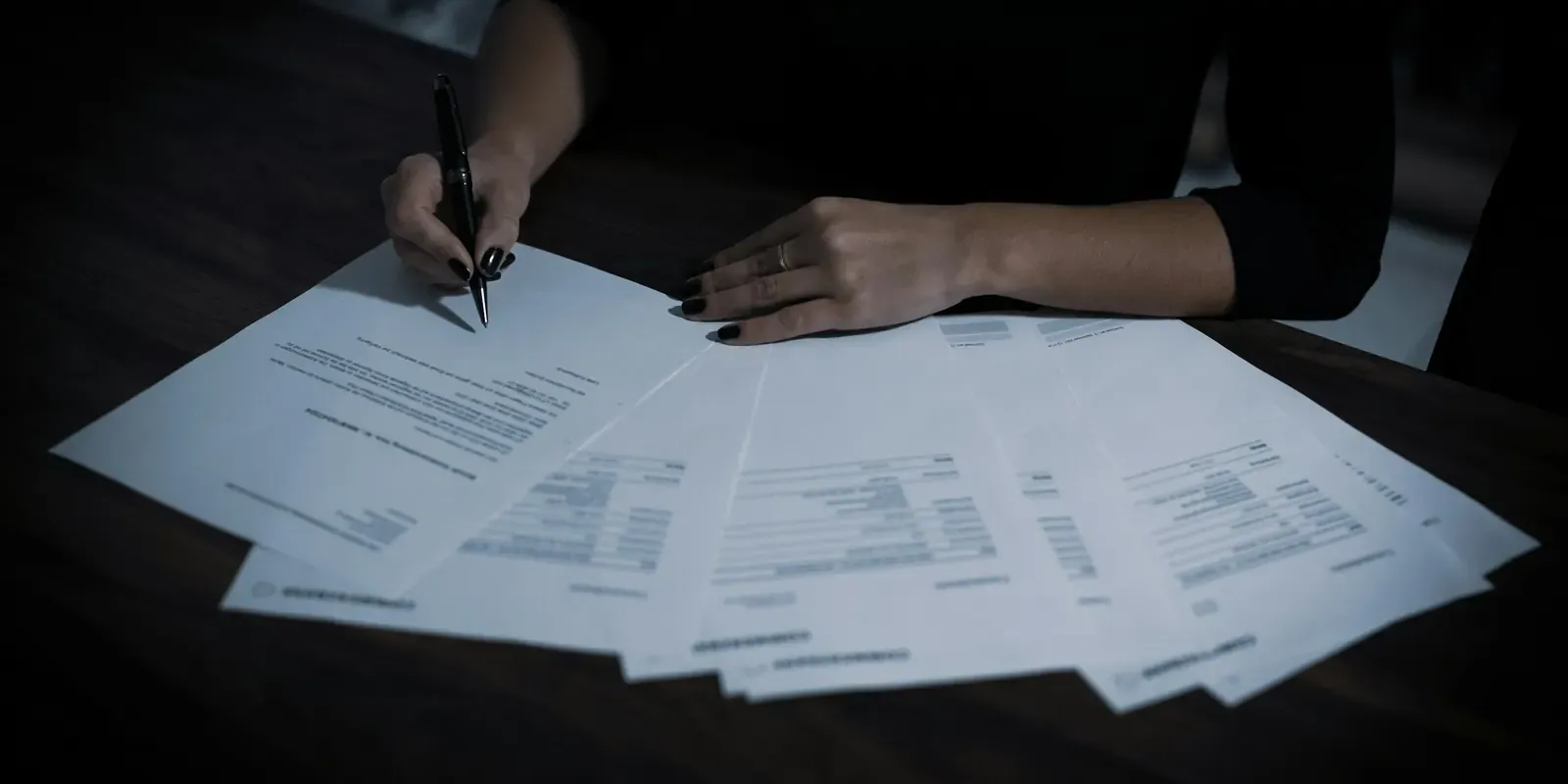 Documentos y contratos sobre una mesa