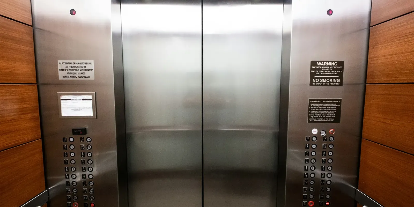 Puertas de un ascensor en un edificio