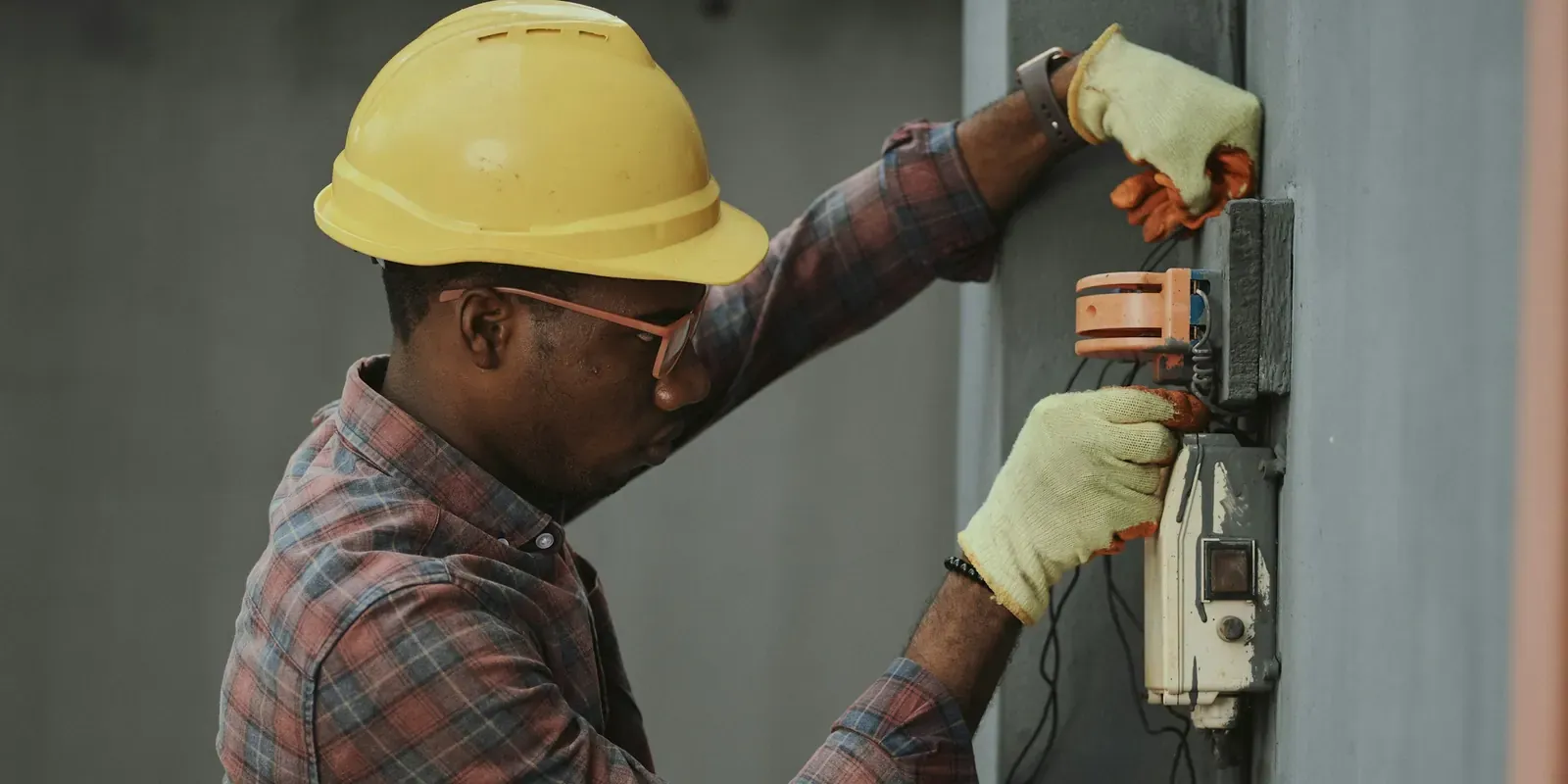 Técnico midiendo en un cuadro eléctrico