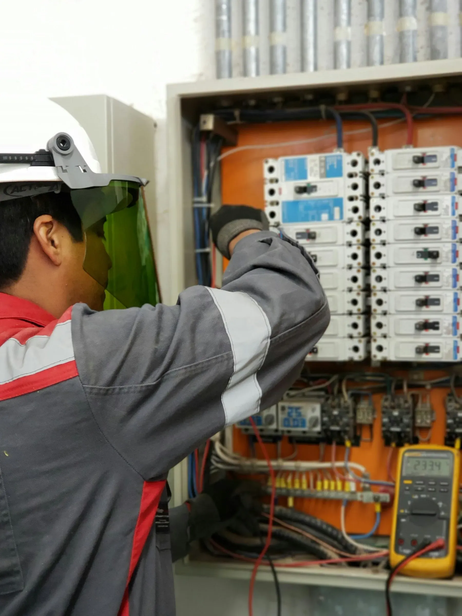 Técnico comprobando un cuadro de maniobra
